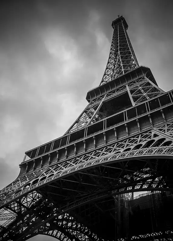 Foto van de Eiffeltoren, het symbool van Sidney Bito's reis naar zijn droom, Parijs 2024. Ontdek zijn inspirerende verhaal en volg zijn weg naar succes.